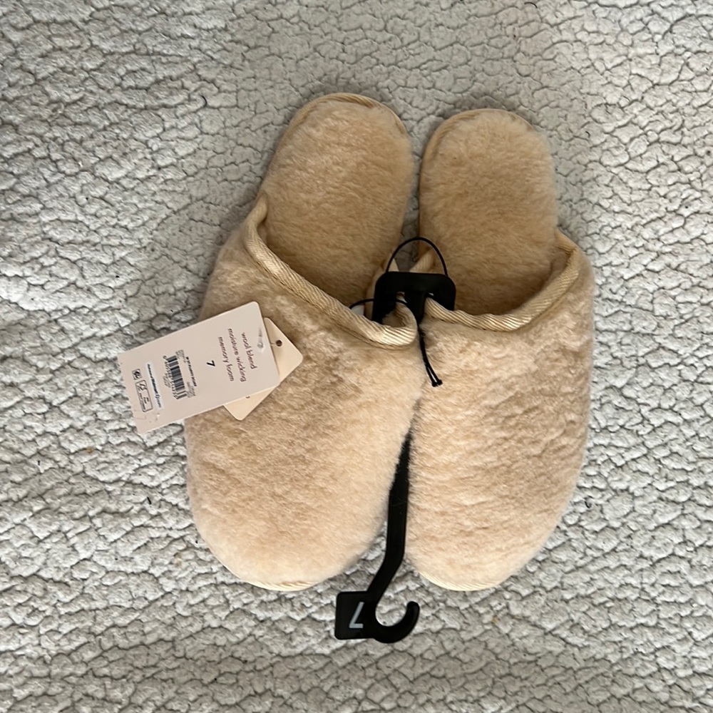 NWT Secret Treasure Women’s Fluffy Scuff Slippers size 7